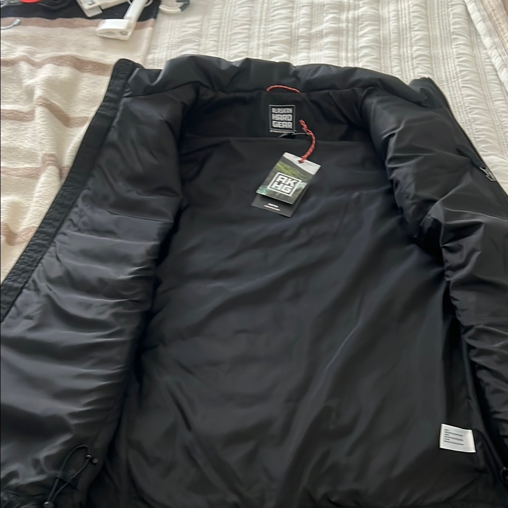 Men's Duluth Black Puffer Vest-NWT - Picture 8 of 9